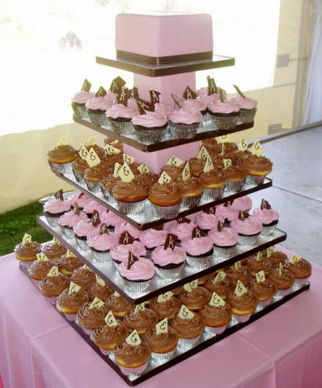 The most popular of the alternatives is a small wedding cake that is 