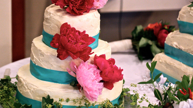Though the thought of designing and then baking your own wedding cake can